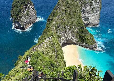 Kelingking Beach, Nusa Penida — The iconic T-rex-shaped limestone cliff