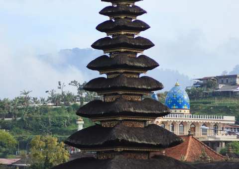 Ulun Danu Beratan Temple — A lakeside temple often pictured on Indonesia's banknotes